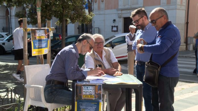 Salario minimo, raccolta firme in piazza del Movimento 5 stelle anche a Campobasso, Termoli e Isernia