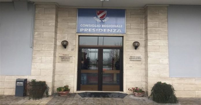 Piano Sociale, il Pd protesta con i sindaci davanti al Consiglio regionale