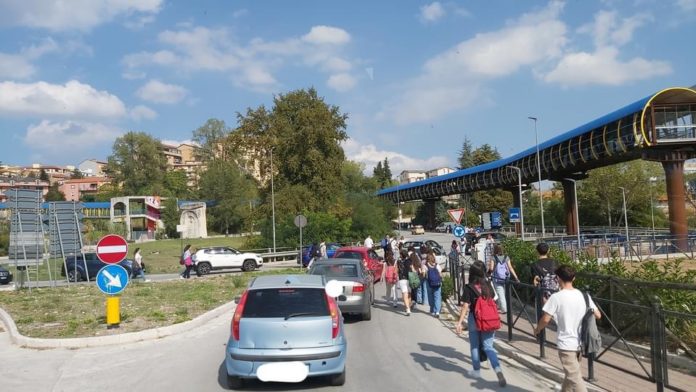 Campobasso, l’allarme di automobilisti e cittadini: “Troppi pedoni non utilizzano i sovrappassi per il Terminal bus e attraversano la strada tra le macchine. E’ pericoloso”