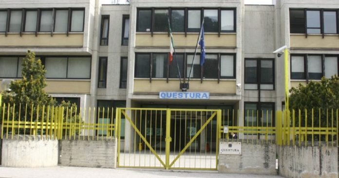 5mila euro per permessi di soggiorno fasulli, 5 denunciati