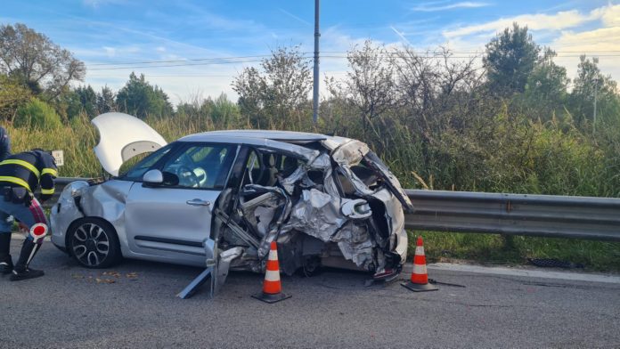 Scontro auto-tir sulla Statale 87, un ferito e traffico bloccato