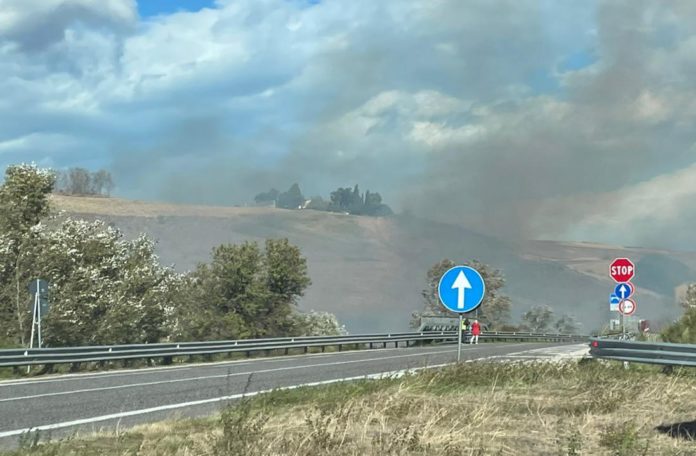 A fuoco sterpaglie, fumo invade la Bifernina: automobilisti costretti a deviare. Si lavora ancora sulla rete elettrica in diverse zone