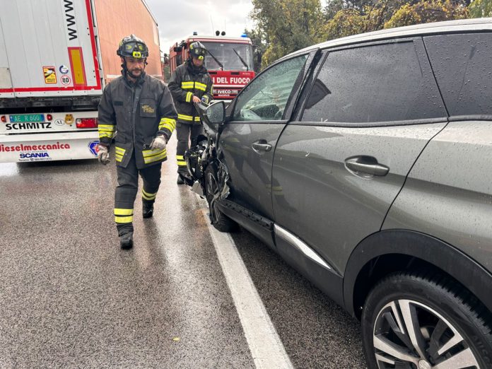 Scontro tra auto sulla Statale 16, due persone in ospedale