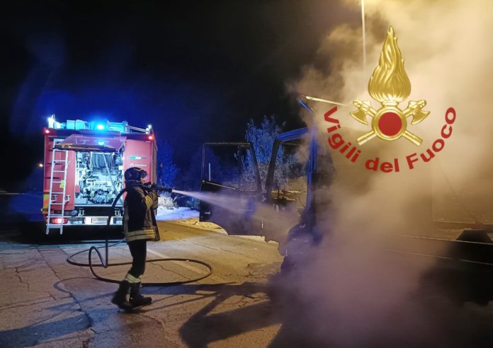 Autocarro distrutto dalle fiamme, intervengono i Vigili del fuoco