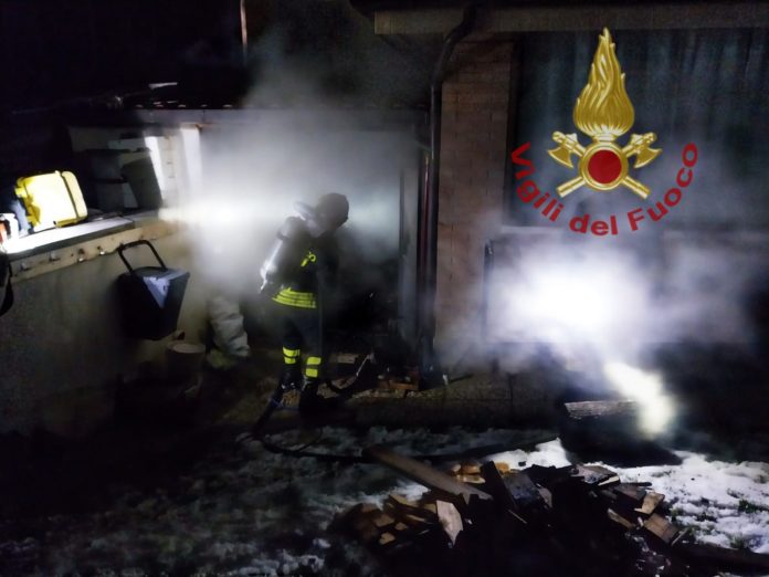 Legnaia in fiamme a Campobasso, una persona intossicata