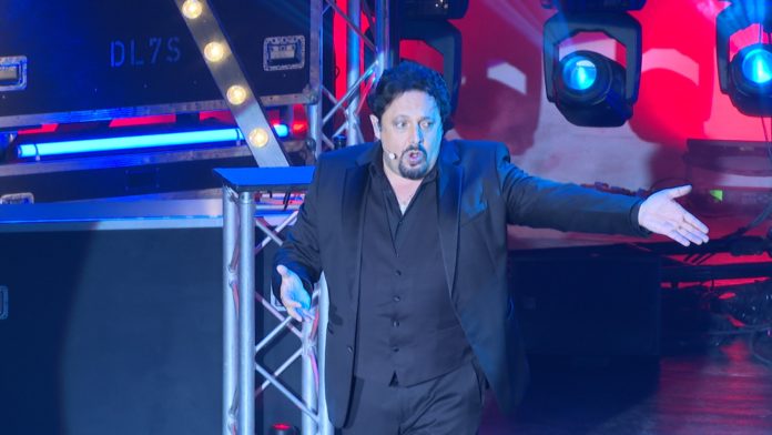 Brignano travolgente: in 1.400 all’auditorium di Isernia per il doppio show del comico romano