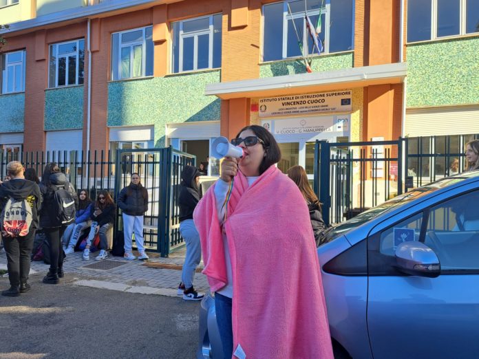 Classi senza riscaldamenti, a Isernia la protesta con coperte davanti alla Provincia coperte provincia