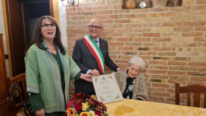 Festa grande in casa Pellicelli per i 100 anni della signora Leopolda. Gli auguri del sindaco facente funzioni Vincenzo Ferrazzano