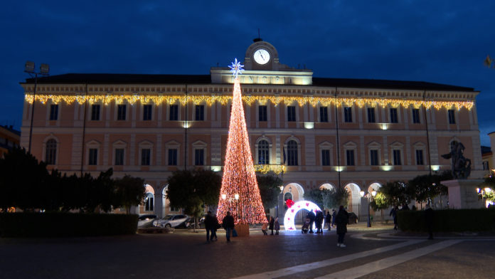 A Campobasso accese le luminarie. La città si prepara a vivere le festività natalizie