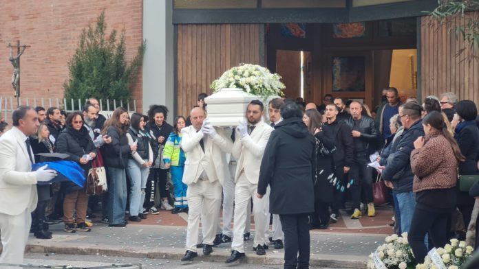 Morto a 13 anni in un tragico incidente, l’ultimo straziante saluto a Flavio