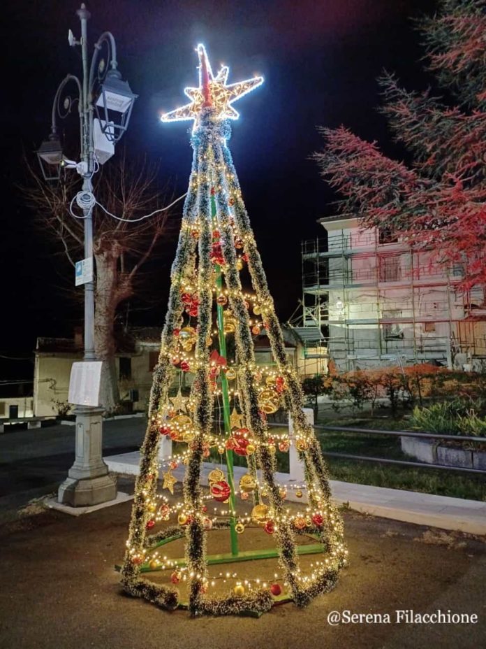 “L’Albero dell’Amore violato”, la Proloco di Salcito mette sulle palline i nomi delle 109 vittime di femminicidio in Italia