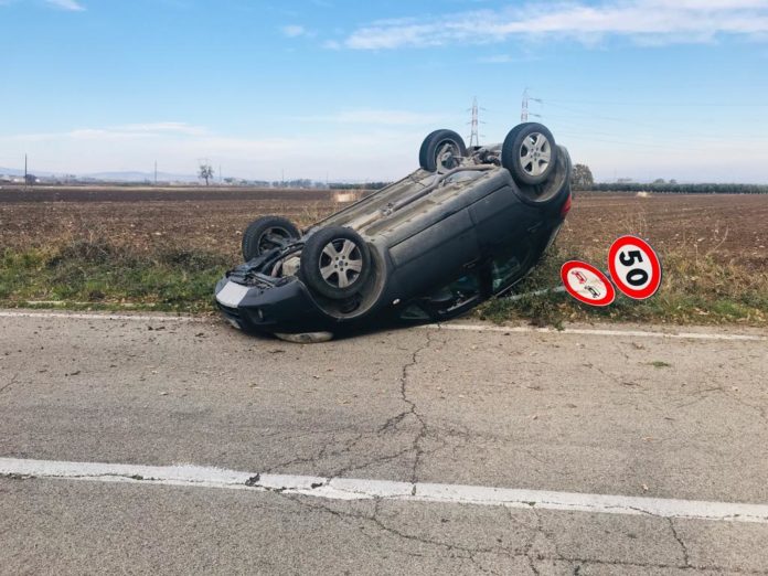 Auto si ribalta tra Larino e Ururi, paura per una coppia di giovani