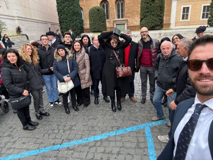 Delegazione di molisani dal Papa: consegnato premio e campana di Marinelli delegazione molisani papa