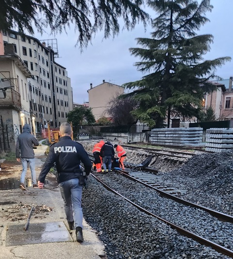 Anziano si allontana dal Cardarelli e scompare, ritrovato sui binari