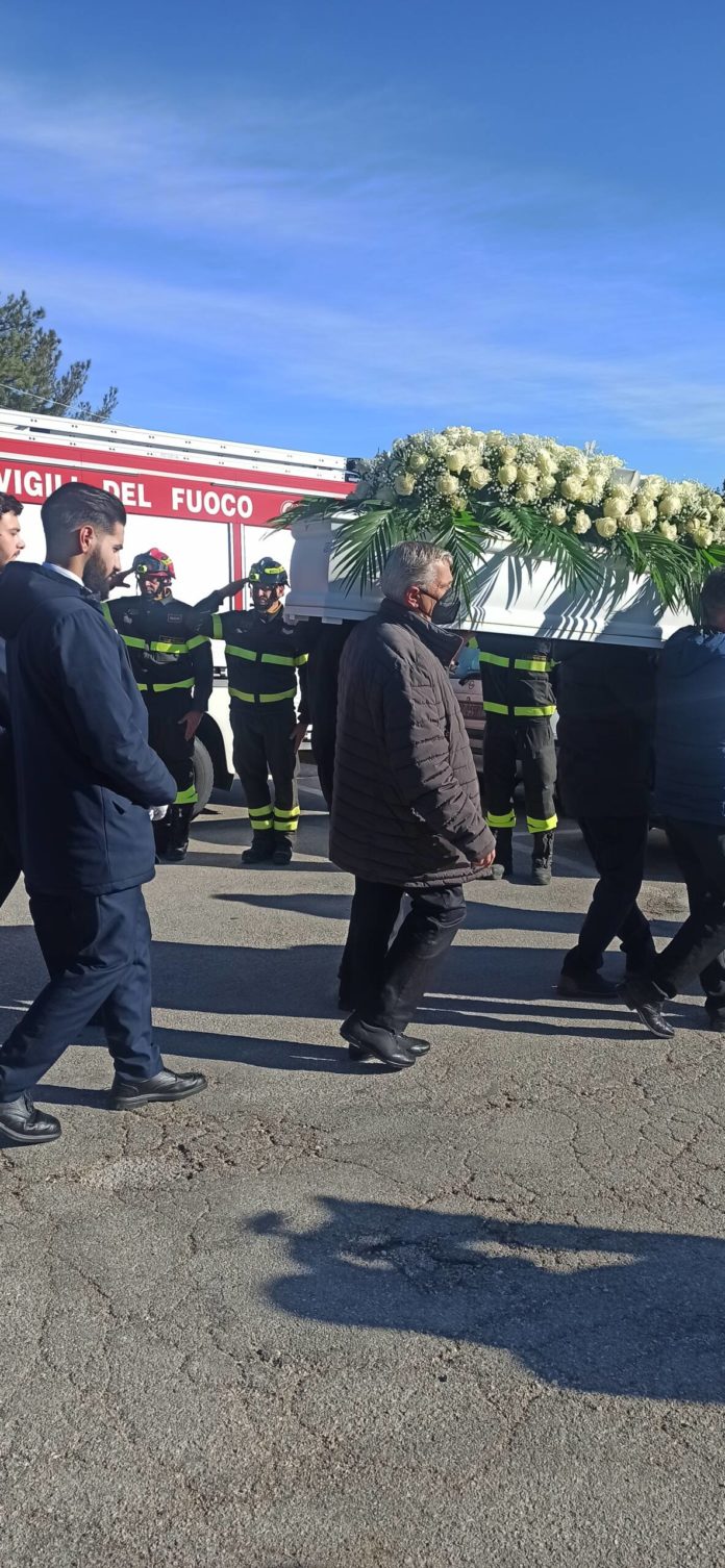 “Buona strada, lupetto”, il saluto degli scout al piccolo Alessandro Mignogna nel giorno dei funerali