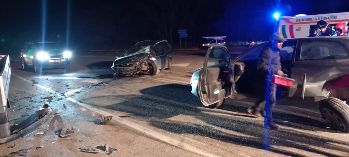 Scontro tra furgone e due auto: feriti trasportati al San Timoteo