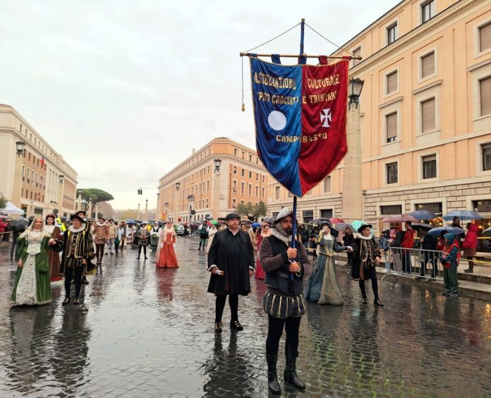 Il corteo dei Crociati e Trinitari ha sfilato in piazza San Pietro per l’Angelus dell’Epifania di Papa Francesco