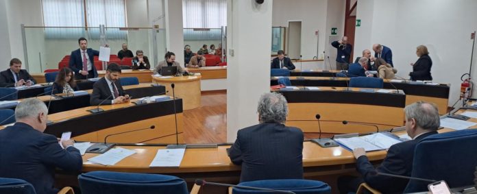 Sanità, scontro in aula tra maggioranza e opposizione. Chiesto un consiglio monotematico sul POS