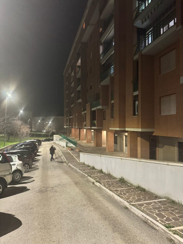 Ragazzina minorenne cade dal secondo piano di una palazzina a Campobasso, trasportata in codice rosso al Cardarelli