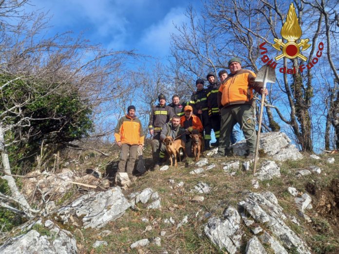 Cani bloccati in un anfratto in montagna a Pietrabbondante, salvati dai Vigili del Fuoco