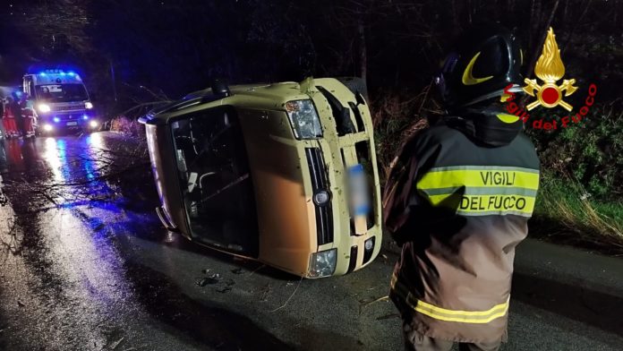 Incidente nella notte a Campobasso, si ribalta auto con cinque giovani a bordo