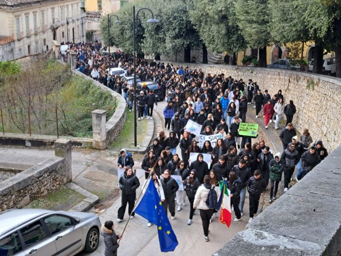 Piana di Venafro, il corteo silenzioso degli studenti: “Basta inquinamento” Piana di Venafro