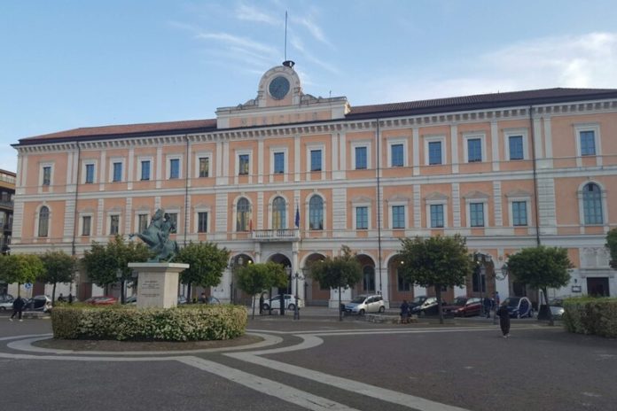 Gravina sotto attacco dai consiglieri comunali di centrodestra: molti atti discutibili quando era sindaco