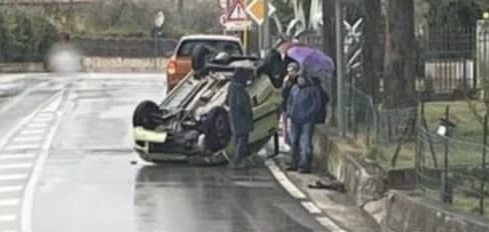 Fornelli, auto si ribalta a causa della pioggia: ferito il conducente