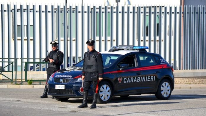Aggredisce i Carabinieri durante una lite, arrestato
