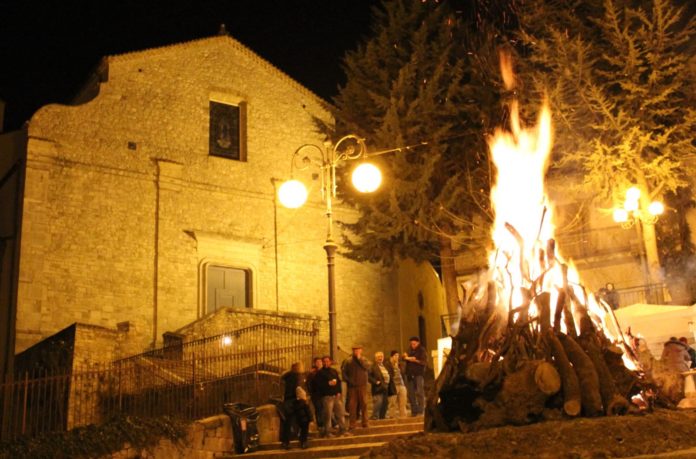 A Colletorto i fuochi in onore di Sant’Antonio Abate