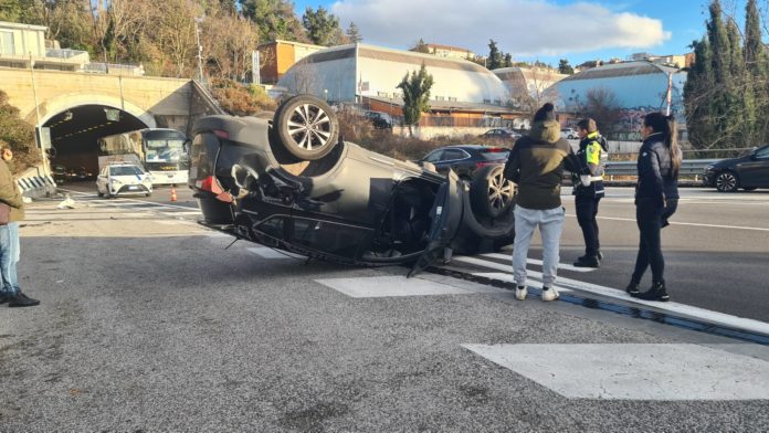 Incidente alle porte di Campobasso, auto si ribalta: ferite le persone a bordo