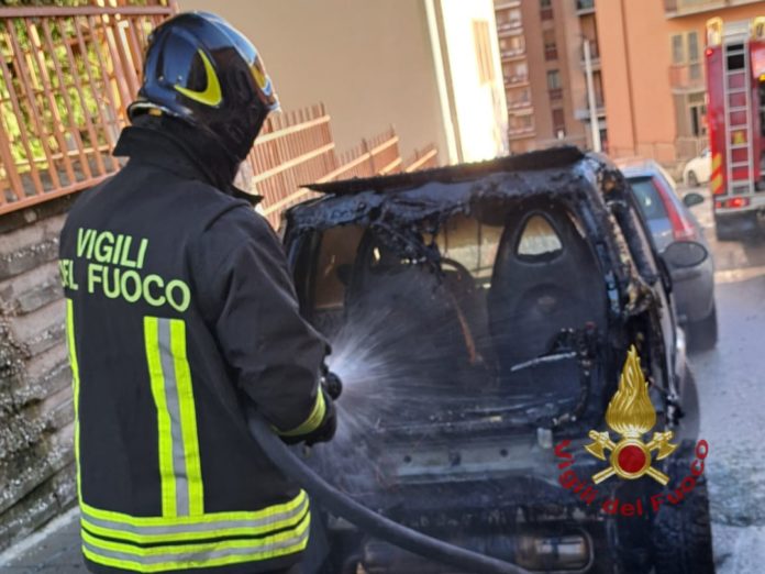 Campobasso: va a fuoco una vettura, danni anche ad altre auto in sosta