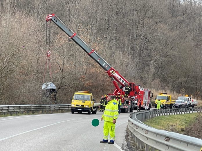 Finisce fuori strada con l’auto, ragazza trasportata al Cardarelli