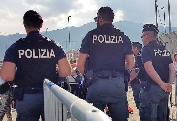 Sassaiola contro il bus dell’Isernia: Daspo per otto ultras del Venafro daspo
