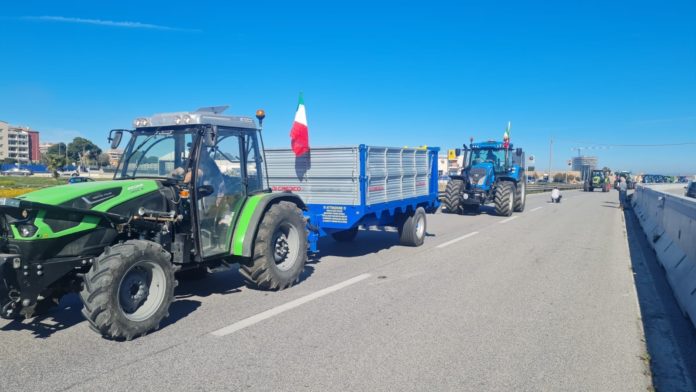 La protesta degli agricoltori non si ferma. Nuovo corteo promosso dall’Associazione Uniti per l’Agricoltura