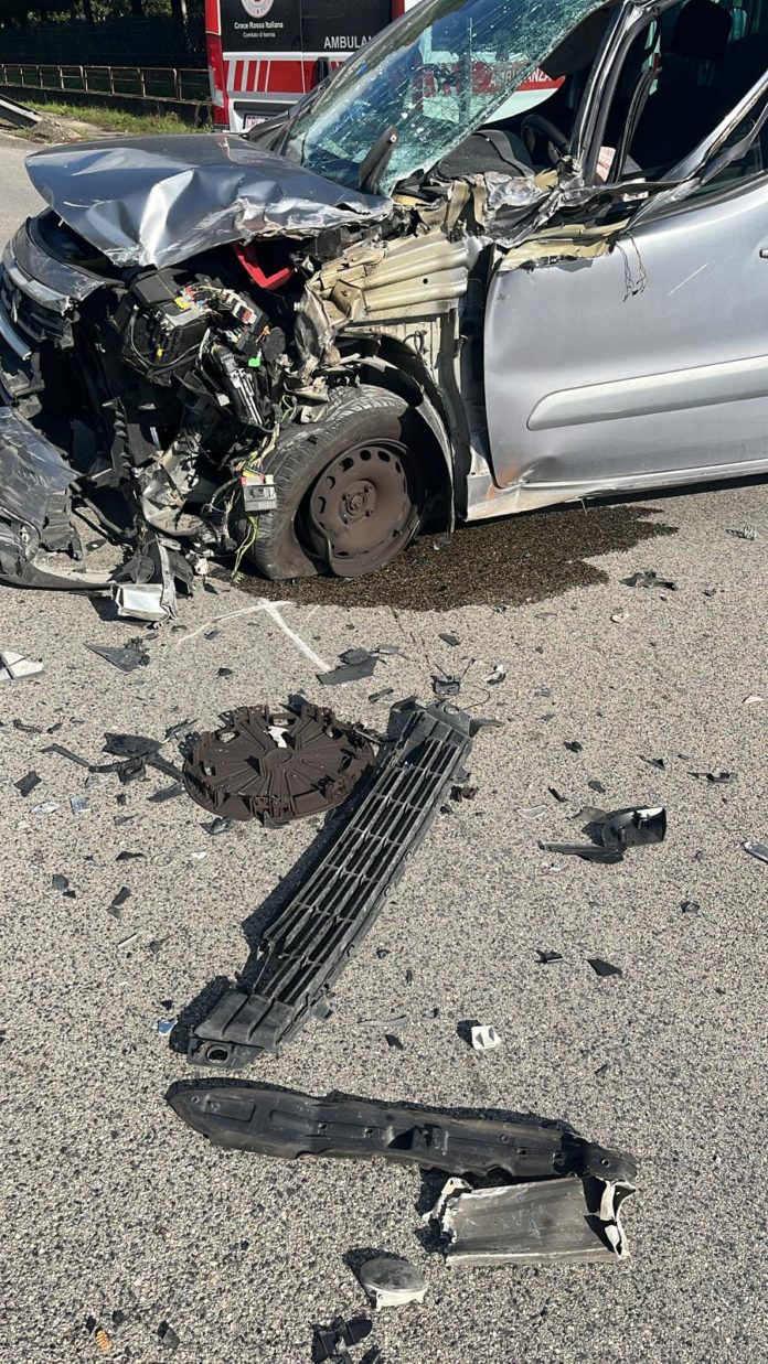 Venafro, incidente tra un furgone e un tir: un ferito