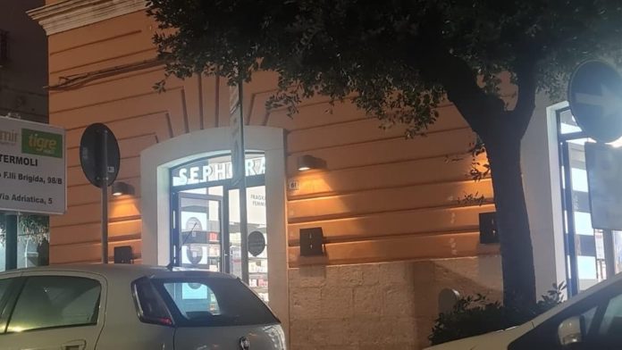 Termoli: rapina in una profumeria del centro. A volto scoperto minaccia la commessa e porta via 300 euro