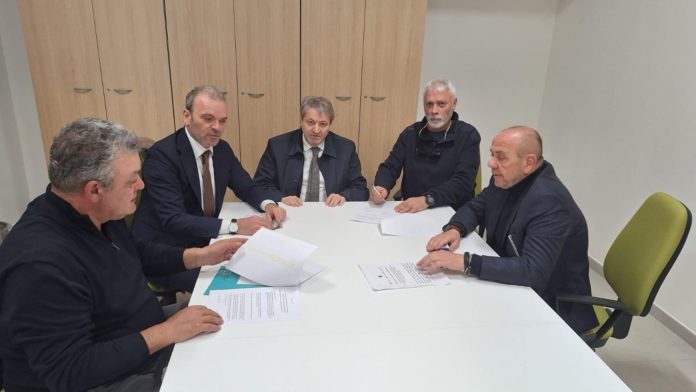 Presidente Francesco Roberti:”La Regione Molise farà di tutto per dare risposte concrete al settore e ai vongolari, sostenendoli in questo momento di difficoltà”. Firmato l’accordo sperimentale di semina e ripopolamento.