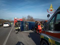 Auto contro Suv sulla statale 17, tre persone finiscono in ospedale
