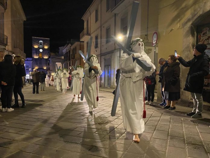 Isernia, migliaia di persone in strada per la processione degli incappucciati