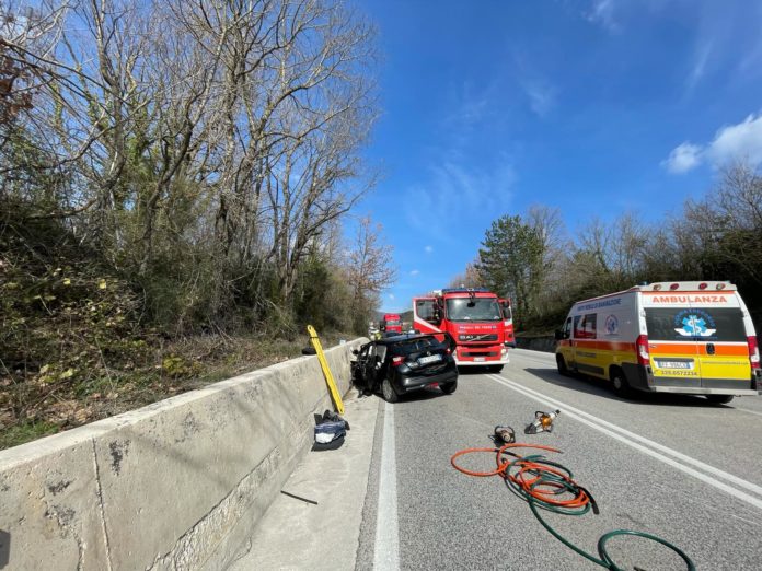 Isernia, scontro violento tra due auto sulla Statale 85: due feriti gravi