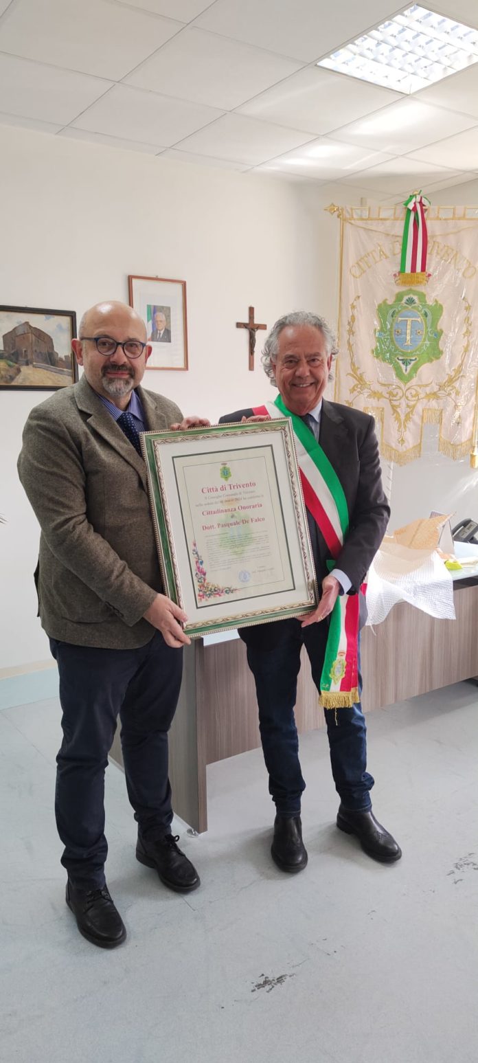 Cittadinanza onoraria di Trivento al segretario comunale Pasquale De Falco, il sindaco Corallo consegna ufficialmente la pergamena