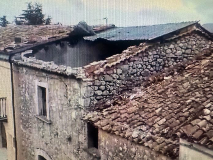 Maltempo: nubifragi nella notte, a Campochiaro il vento distrugge il tetto di una casa