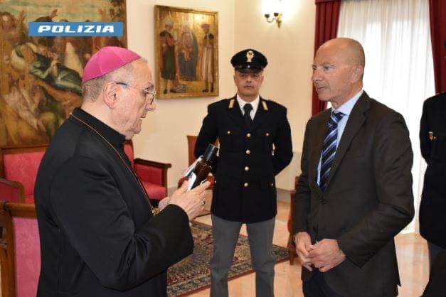 Isernia, il questore dona al vescovo l’olio di Capaci
