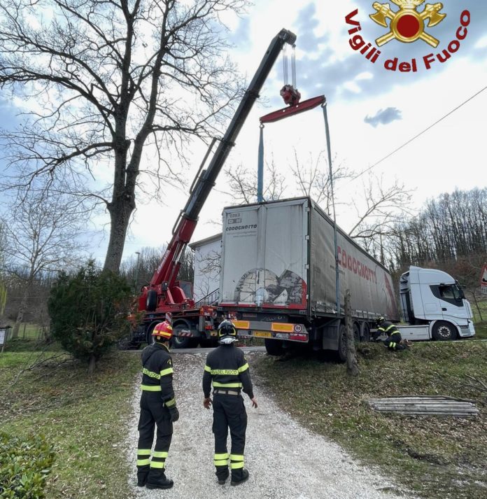 Tir blocca strada, traffico in tilt a Sant’Angelo del Pesco tir strada
