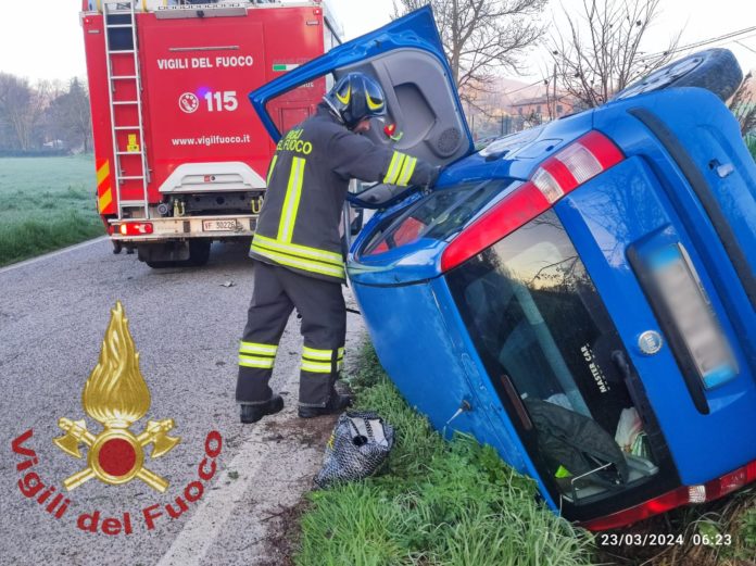 Auto si ribalta a Ferrazzano, automobilista trasportata al Cardarelli