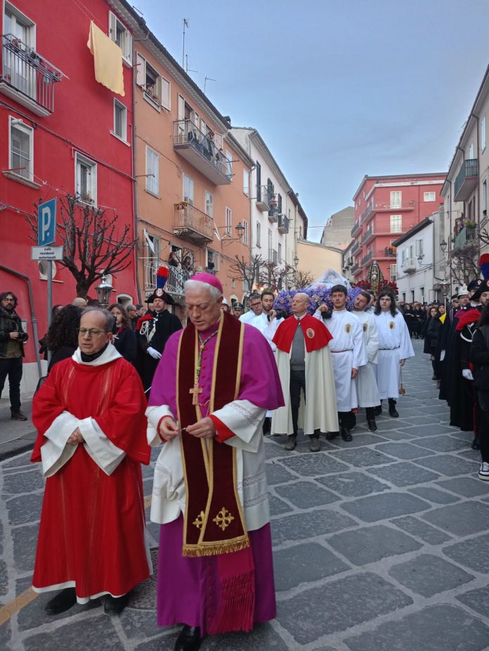 Venerdì Santo, in migliaia per la processione a Campobasso. Davanti al carcere il saluto del nuovo vescovo