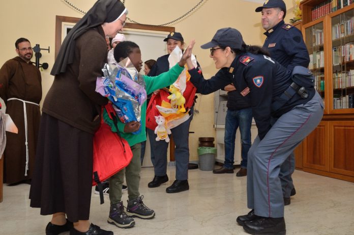 La Polizia di Campobasso incontra i bambini e i ragazzi dell’Istituto “Figlie del Divino Zelo” per i doni pasquali
