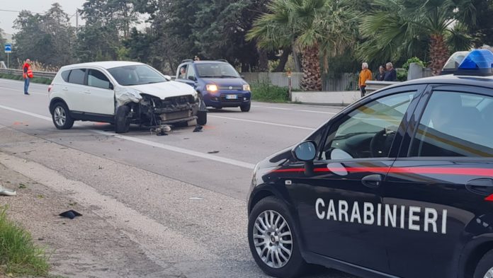 Scontro tra auto e moto sulla Statale 16, feriti un uomo e una donna