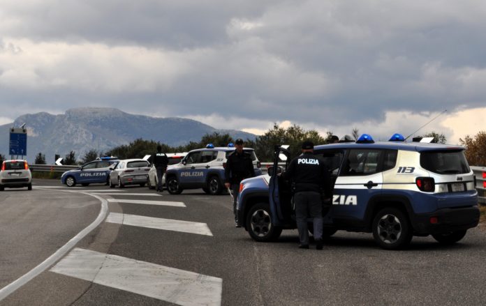 Fermato dalla Polizia, rifiuta di sottoporsi all’etilometro: 19 enne nei guai